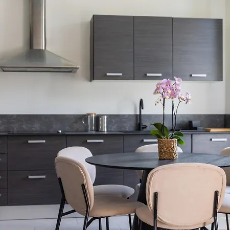 Lb Vacation I Beautiful, Renovated Duplex With Swimming Pool 아파트 *