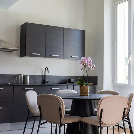 Lb Vacation I Beautiful, Renovated Duplex With Swimming Pool 아파트